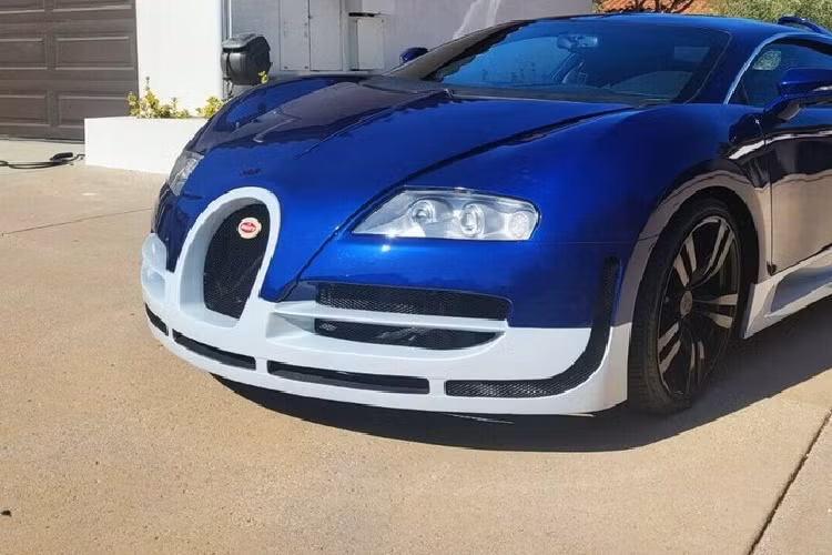 Thay vì động cơ W16 đặc trưng của nhà sản xuất xe Pháp, chiếc Pontiac GTO 2004 độ Bugatti Veyron này chỉ có trang bị động cơ LS1 V8. Dù không thể mạnh mẽ như động cơ xe thật, nhưng đây cũng là một động cơ đáng tin cậy và dễ độ, một yếu tố thu hút những người mua với niềm đam mê độ xe riêng.