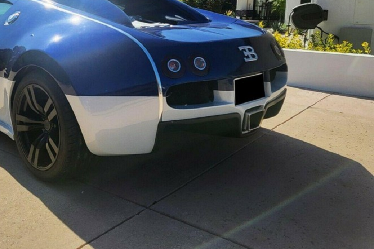 Không chỉ đơn giản là mang đến hiệu suất vận hành tốt, động cơ còn được giới thiệu là đã được điều chỉnh để có âm thanh giống như động cơ W16 của Bugatti, cho dù người rao bán xe trên eBay không đi vào chi tiết về cách đạt được điều đó.