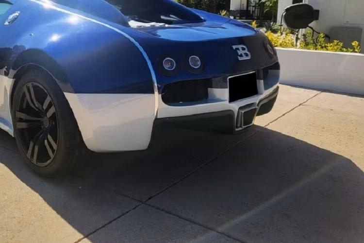 Không chỉ đơn giản là mang đến hiệu suất vận hành tốt, động cơ còn được giới thiệu là đã được điều chỉnh để có âm thanh giống như động cơ W16 của Bugatti, cho dù người rao bán xe trên eBay không đi vào chi tiết về cách đạt được điều đó.