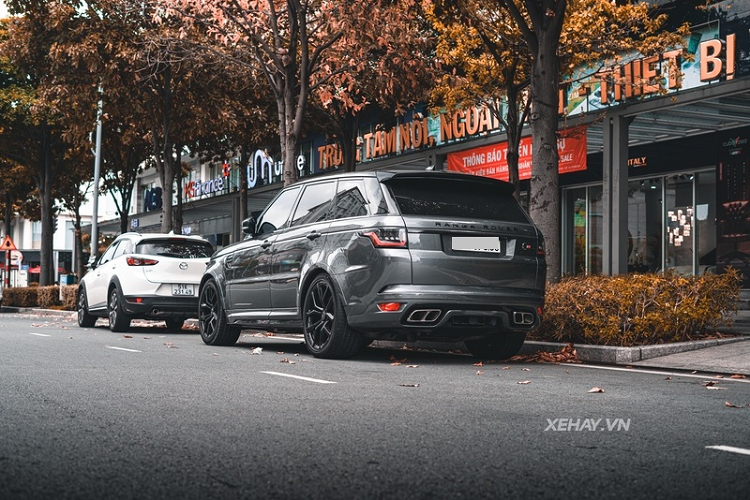Đối thủ mà mẫu xe này nhắm Porsche Cayenne Turbo S. Chiếc xe trong bài được nhập khẩu về Việt Nam thông qua đại lý tư nhân, giá xe Range Rover Sport SVR đồn đoán khoảng 13 tỷ đồng.