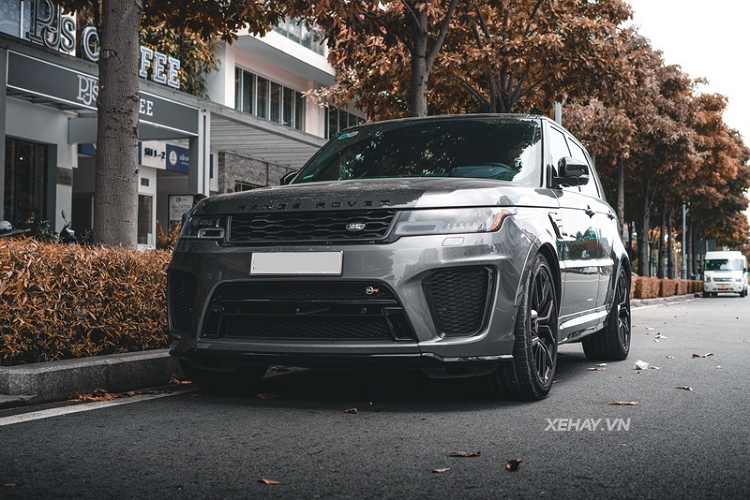 Cả 2 chiếc Range Rover Sport SVR hàng thửa tại Việt Nam đều rất ít được xuất hiện trên đường phố, một điểm chung nữa là 2 xe cùng có màu sơn xám lông chuột giống nhau.
