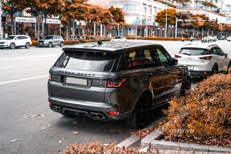 Xe "cưỡi" trên bộ mâm 5 chấu chữ Y kích thước 21 inch màu đen thay vì màu bạc sáng như chiếc còn lại. Range Rover Sport SVR đeo logo SVR ở mặt ca-lăng và phía sau xe để tạo điểm nhấn.