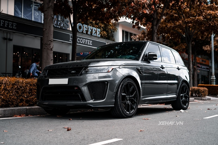 So với phiên bản Range Rover Sport thông thường, phần đầu xe của bản SRV hầm hố hơn nhờ các hốc gió lớn, cản trước tinh chỉnh lại thể thao và bắt mắt hơn, nắp ca-pô có hốc gió lớn, phối 2 màu cùng hệ thống ống xả kép hình thang đối xứng 2 bên