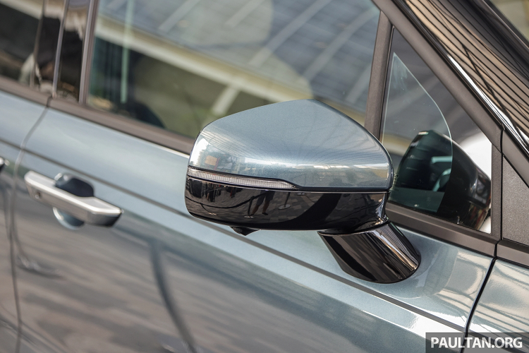 Ngoài 3 phiên bản mới, Kia Malaysia vẫn tiếp tục phân phối Carnival 11 chỗ ngồi dưới dạng nhập khẩu nguyên chiếc CBU. Mặc dù nhập khẩu, nhưng Carnival 11 chỗ ngồi có giá bán thấp hơn vì được xếp loại là xe thương mại và được hưởng mức thuế thấp hơn. 