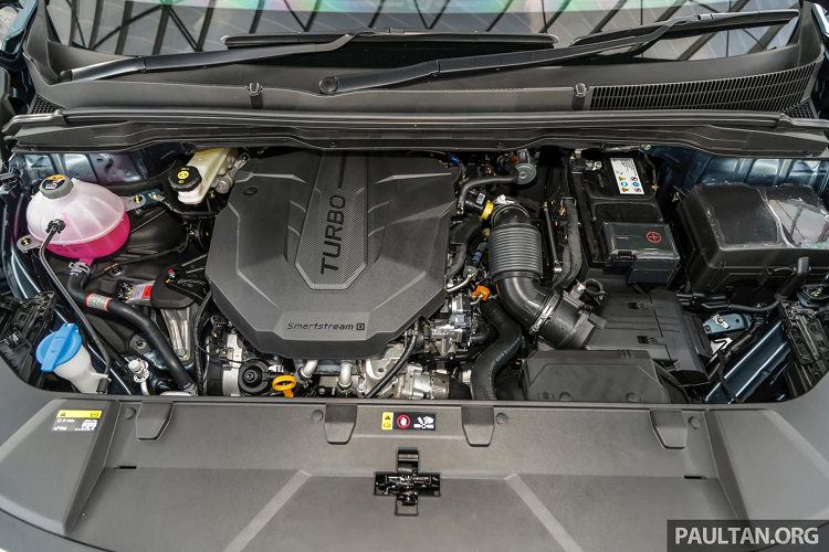 Trang bị an toàn tiêu chuẩn gồm 7 túi khí, cân bằng điện tử, giám sát điểm mù, cảnh báo phương tiện cắt ngang và nhắc nhở còn hành khách ở phía sau. Ngoài ra, các phiên bản HIGH còn được trang bị hệ thống an toàn chủ động Kia’s Drive Wise, bao gồm các tính năng như: Hệ thống phanh tự động với cảnh báo phương tiện cắt ngang... 