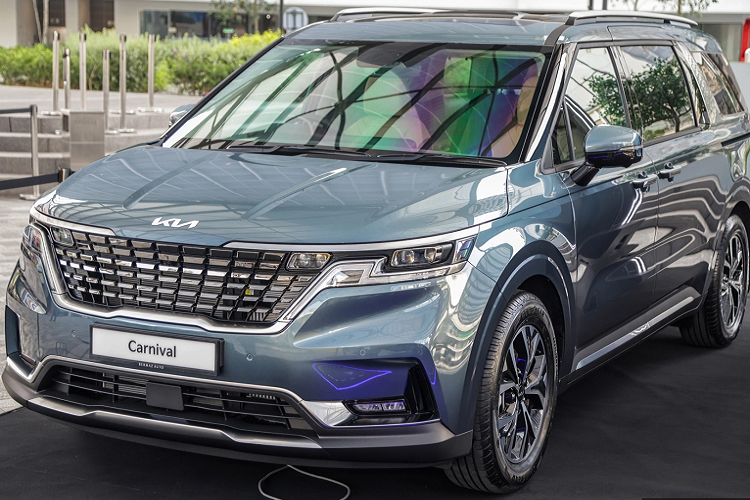 So với Việt Nam, Kia Carnival 2022 lắp ráp Malaysia có giá bán rẻ hơn trên các phiên bản cao cấp, trong khi phiên bản tiêu chuẩn lại có giá bán cao hơn. Tuy nhiên, thị trường Malaysia không bán ra phiên bản máy xăng 3.5L. Về thiết kế bên ngoài, mẫu xe ra mắt tại Malaysia cũng có thiết kế SUV đô thị như mẫu xe tại Việt Nam.