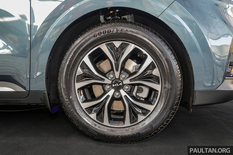 Tuy nhiên, Kia Carnival CKD tại thị trường Malaysia không được trang bị tính năng giám sát điểm mù qua camera, hiển thị trên màn hình lái thông minh như các thị trường khác. 