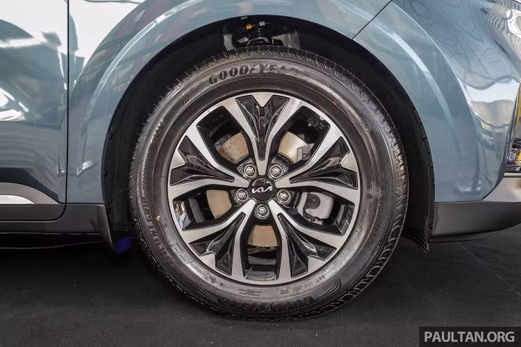 Tuy nhiên, Kia Carnival CKD tại thị trường Malaysia không được trang bị tính năng giám sát điểm mù qua camera, hiển thị trên màn hình lái thông minh như các thị trường khác. 