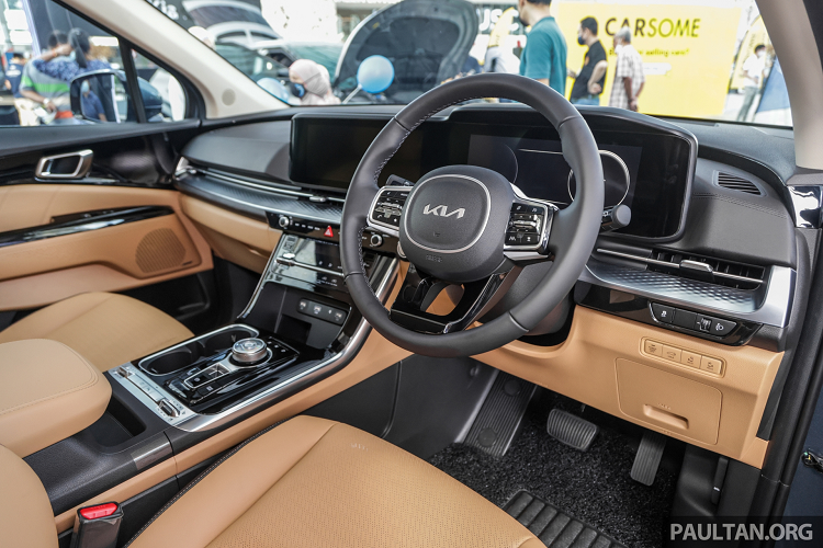 Bên trong cabin, tất cả phiên bản CKD của Kia Carnival tại Malaysia được trang bị tiêu chuẩn hệ thống âm thanh 12 loa Bose, đi kèm màn hình thông tin giải trí cảm ứng kích thước 12,3 inch. Riêng phiên bản HIGH sẽ được trang bị đồng hồ lái kỹ thuật số 12,3 inch, trong khi phiên bản tiêu chuẩn sẽ trang bị đồng hồ lái analog với màn hình đa thông tin 4,2 inch.