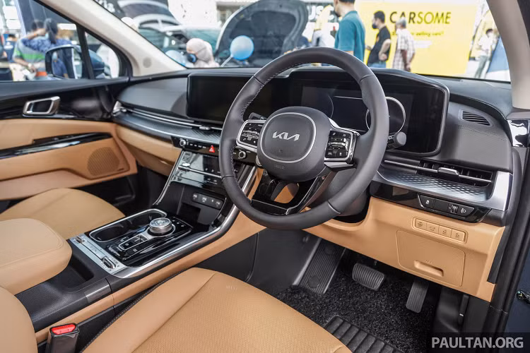 Bên trong cabin, tất cả phiên bản CKD của Kia Carnival tại Malaysia được trang bị tiêu chuẩn hệ thống âm thanh 12 loa Bose, đi kèm màn hình thông tin giải trí cảm ứng kích thước 12,3 inch. Riêng phiên bản HIGH sẽ được trang bị đồng hồ lái kỹ thuật số 12,3 inch, trong khi phiên bản tiêu chuẩn sẽ trang bị đồng hồ lái analog với màn hình đa thông tin 4,2 inch.