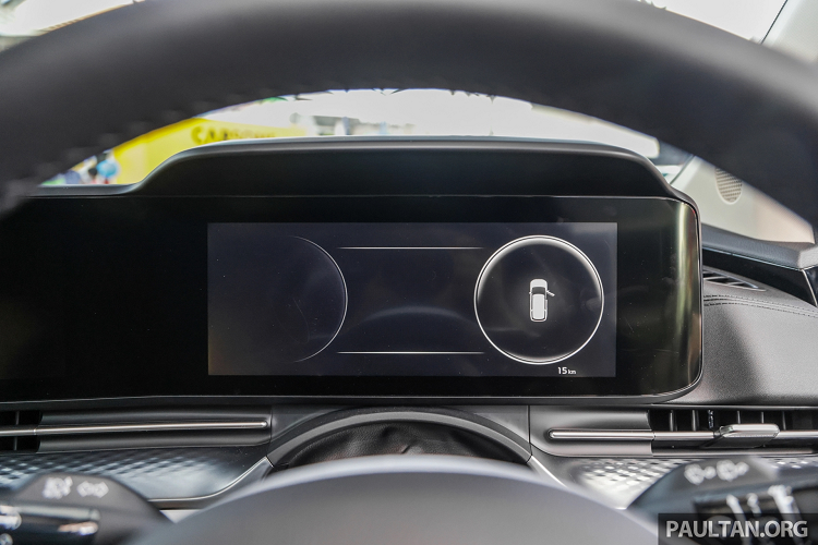 Các tiện nghi còn lại của Kia Carnival 2022 lắp ráp tại Malaysia được trang bị hệ thống khởi động bằng nút bấm với chìa khóa thông minh, điều hòa tự động 3 vùng độc lập, ghế ngồi bọc da tổng hợp với hàng ghế trước chỉnh điện 8 hướng, sạc không dây chuẩn Qi, camera quan sát toàn cảnh 360 độ, rèm che nắng cho cửa trượt và cửa sổ phía sau, cửa trượt và cốp hành lý điều khiển điện.