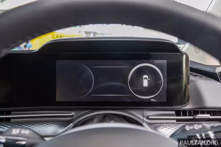 Các tiện nghi còn lại của Kia Carnival 2022 lắp ráp tại Malaysia được trang bị hệ thống khởi động bằng nút bấm với chìa khóa thông minh, điều hòa tự động 3 vùng độc lập, ghế ngồi bọc da tổng hợp với hàng ghế trước chỉnh điện 8 hướng, sạc không dây chuẩn Qi, camera quan sát toàn cảnh 360 độ, rèm che nắng cho cửa trượt và cửa sổ phía sau, cửa trượt và cốp hành lý điều khiển điện.