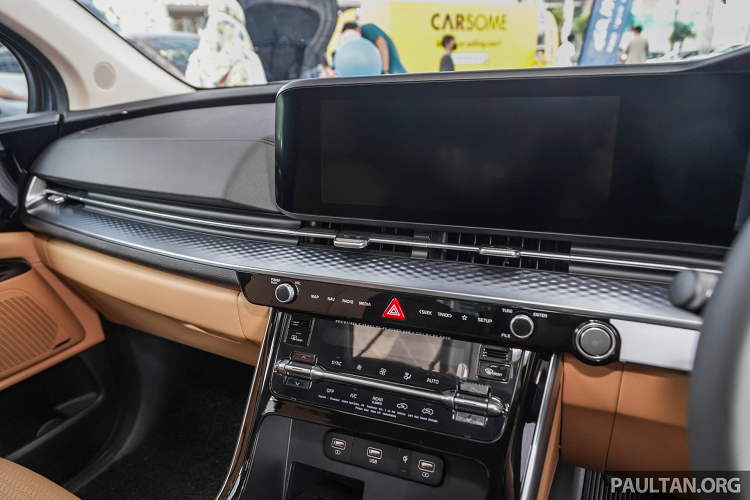 Hai phiên bản HIGH sẽ có thêm cửa sổ trời kép, bộ nhớ ghế lái và hàng ghế trước tích hợp sưởi và làm mát. Riêng ghế ngồi phiên bản 7 chỗ cao cấp nhất được bọc da thật. Ngoài ra, hàng ghế thứ 2 của phiên bản 7 chỗ cũng sử dụng kiểu ghế Ottoman với trang bị chỉnh điện cho ngả lưng và độ cao. Bộ ghế này cũng có thể trượt lên xuống, trượt vào bên trong nhưng chỉnh cơ thay vì chỉnh điện. 