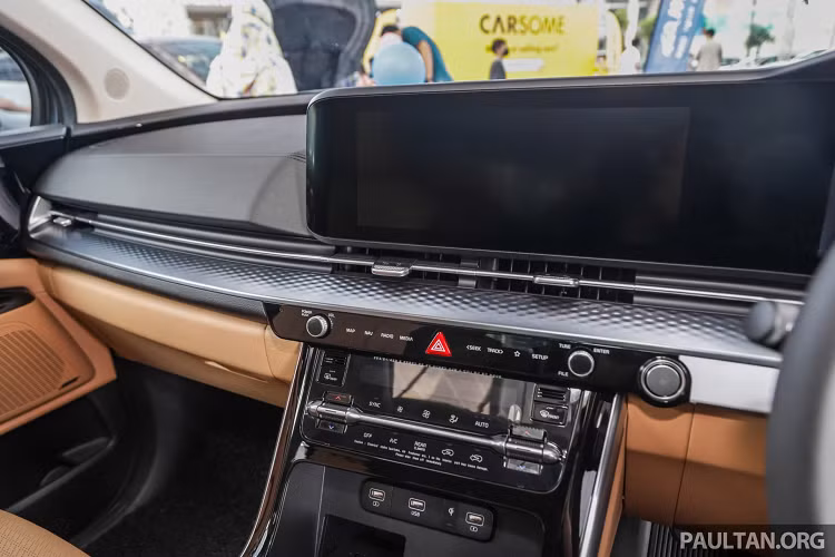 Hai phiên bản HIGH sẽ có thêm cửa sổ trời kép, bộ nhớ ghế lái và hàng ghế trước tích hợp sưởi và làm mát. Riêng ghế ngồi phiên bản 7 chỗ cao cấp nhất được bọc da thật. Ngoài ra, hàng ghế thứ 2 của phiên bản 7 chỗ cũng sử dụng kiểu ghế Ottoman với trang bị chỉnh điện cho ngả lưng và độ cao. Bộ ghế này cũng có thể trượt lên xuống, trượt vào bên trong nhưng chỉnh cơ thay vì chỉnh điện. 