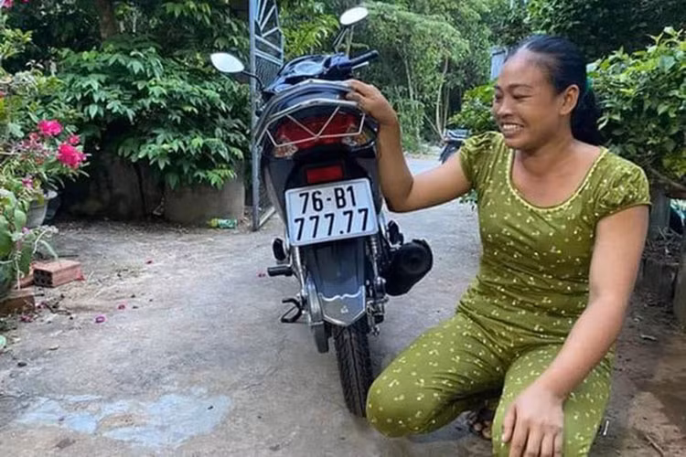 Vào giữa tháng 5/2022, chị Nguyễn Thị Lệ Thủy (40 tuổi, Quảng Ngãi) đã cùng chồng mua tặng con gái chiếc xe máy Honda Future. May mắn đến với gia đình chị khi chị bấm được biển ngũ quý 7 cho Honda Future.