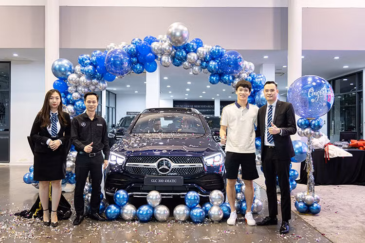 Đi nhận bàn giao chiếc xe Mercedes-Benz GLC 300 cùng với tiền vệ Hoàng Đức còn có người bạn gái hơn anh 1 tuổi. Đây có thể xem là phần thưởng mà tiền vệ của U23 dành cho mình sau huy chương vàng bóng đá nam ở Sea Games 31.