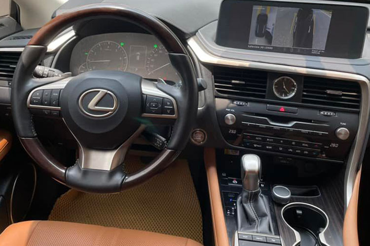 Các trang bị tiện ích nổi bật có thể kể đến trên Lexus RX 300 gồm: Vô-lăng 3 chấu gia công tinh xảo tích hợp nhiều phím bấm; ghế chỉnh điện; màn hình cảm ứng hiển thị đa thông tin giải trí với kích thước lên tới 12.3 inch; hệ thống âm thanh 12 loa,…