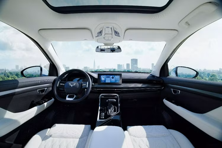 Đó là chưa kể đến những chi tiết màu đen bóng trên thân xe như ốp gương ngoại thất, nóc và các cột. Cản trước và cản sau đều được ốp giả sợi carbon để tăng cảm giác thể thao hơn. Bên trong xe, Wuling Xing Chi 2023 bản S sẽ có những điểm nhấn tương phản trên ghế, tappi cửa và hai bên cụm điều khiển trung tâm.