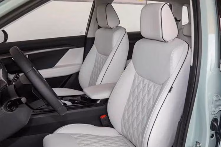 Trước mặt người lái xuất hiện vô lăng vát đáy thể thao, tích hợp phím chức năng và bảng đồng hồ kỹ thuật số. Bên cạnh đó là màn hình cảm ứng trung tâm, cần số mang phong cách cần đẩy máy bay, cửa sổ trời và phanh tay điện tử.