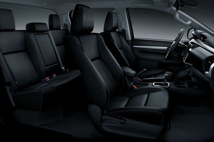 Ngoài ra ở thế hệ mới Toyota còn cải tiến hệ thống phanh, với phanh đĩa ở bánh sau thay cho loại tang trống trước đó, phanh đĩa trước có đường kính lên đến 432 mm. Điểm nhấn còn đến từ bộ la-zăng hợp kim 18 inch được sơn màu xám.