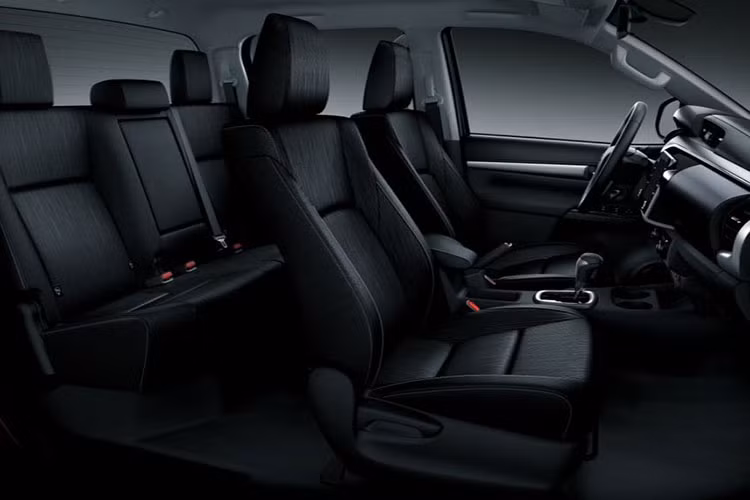 Ngoài ra ở thế hệ mới Toyota còn cải tiến hệ thống phanh, với phanh đĩa ở bánh sau thay cho loại tang trống trước đó, phanh đĩa trước có đường kính lên đến 432 mm. Điểm nhấn còn đến từ bộ la-zăng hợp kim 18 inch được sơn màu xám.