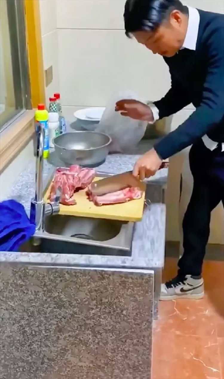 Thanh nien dung clip tham hoa nau nuong, ai de toang