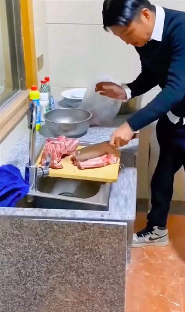 Thanh nien dung clip tham hoa nau nuong, ai de toang