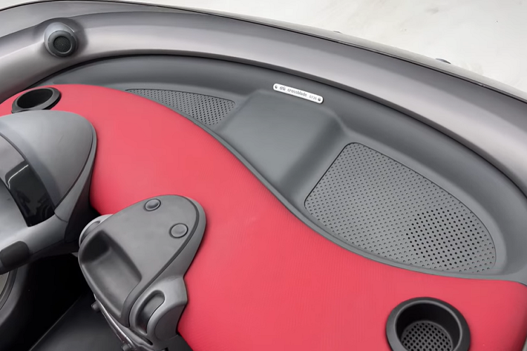 Bên cạnh đó, chiếc Smart Crossblade cũng có tình trạng rất tốt khi được giữ gìn bấy lâu nay bởi Viện bảo tàng Peterson.