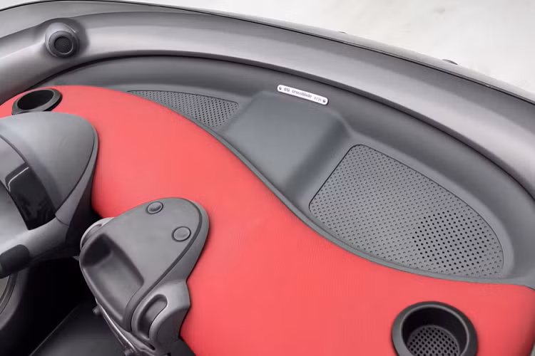 Bên cạnh đó, chiếc Smart Crossblade cũng có tình trạng rất tốt khi được giữ gìn bấy lâu nay bởi Viện bảo tàng Peterson.