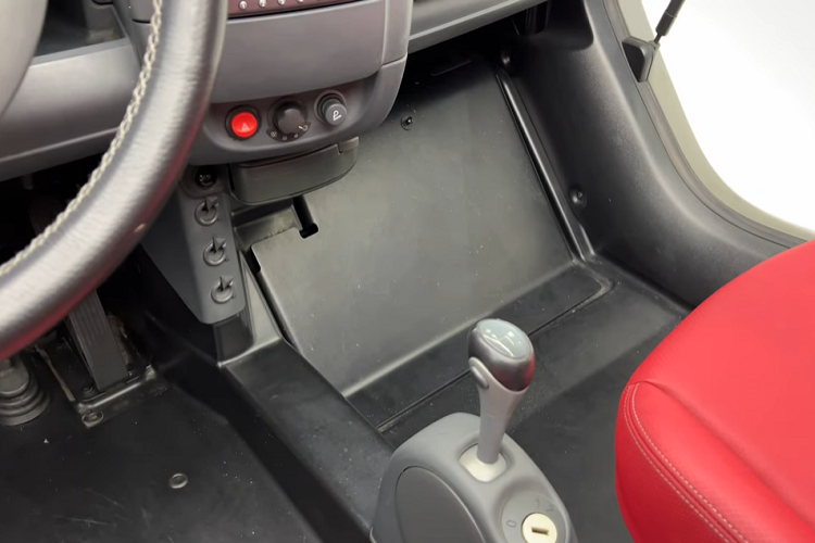 Chiếc Smart Crossblade hàng độc này không phải là một phương tiện để lái hàng ngày, nhưng nó có thể mang tới trải nghiệm thú vị nhờ kích thước tí hon, một động cơ khá bốc, và việc thiếu những trang bị cơ như kính chắn gió lớn phía trước, cửa xe khép kín.