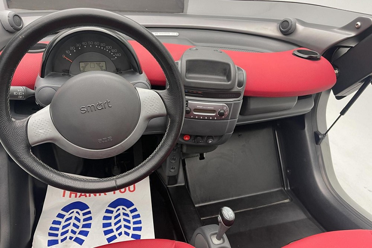 Ví dụ, Crossblade đã đến được với những người mua ban đầu giống như bạn thấy trong video. Kính chắn gió không phải là tùy chọn, và nhà sản xuất Smart hoàn toàn không cung cấp cửa khép kín thông thường hoặc bất kỳ loại nóc nào.