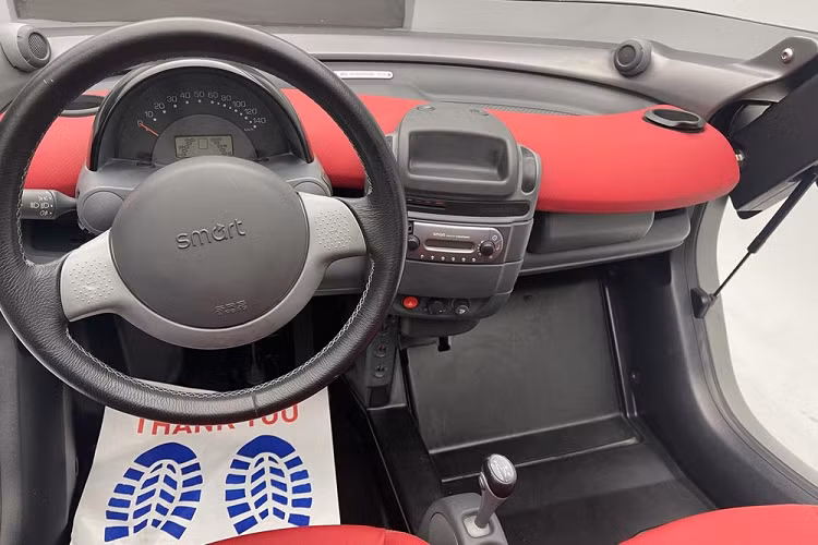 Ví dụ, Crossblade đã đến được với những người mua ban đầu giống như bạn thấy trong video. Kính chắn gió không phải là tùy chọn, và nhà sản xuất Smart hoàn toàn không cung cấp cửa khép kín thông thường hoặc bất kỳ loại nóc nào.