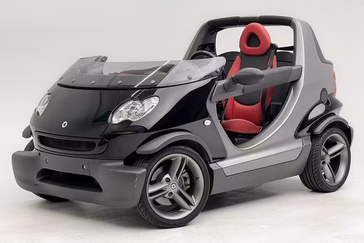  Smart Crossblade cỡ nhỏ là một mẫu xe ôtô 2 chỗ rất kỳ lạ và rất hiếm đến mức cực ít người biết về nó. Chiếc xe cụ thể trong bài viết này có thể là lời giới thiệu tốt nhất về Crossblade, và cũng thật thú vị khi nó đang được bán đấu giá trực tuyến, nhằm tìm kiếm một chủ nhân mới.