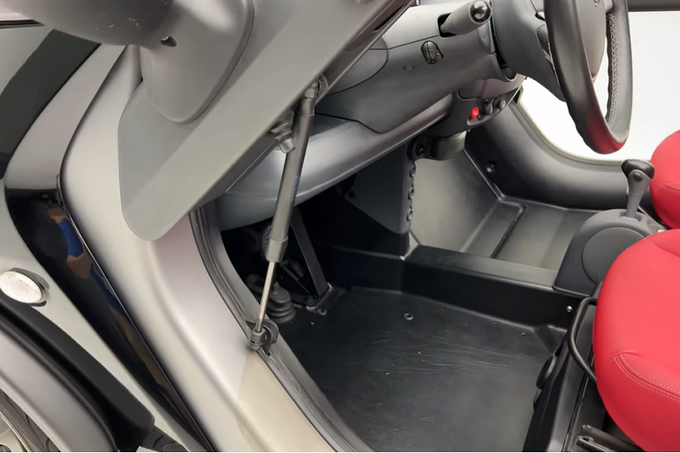 Phía sau cabin rộng mở là động cơ 3 xi-lanh dung tích 600 cc, sản sinh công suất 70 mã lực nhờ những người làm việc tại công ty độ xe Brabus. Động cơ Smart thông thường sẽ chỉ tạo ra 60 mã lực mà thôi.