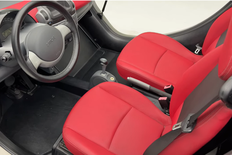 Trong video đánh giá của mình, YouTuber Doug DeMuro chỉ ra rằng đây là một chiếc xe hoàn hảo cho một thị trấn hoặc làng ven biển, nơi chủ sở hữu có thể thực hiện các chuyến đi ngắn vào thị trấn từ bãi biển. Một chuyến đi như vậy là rất bình thường ở những khu vực gần biển.