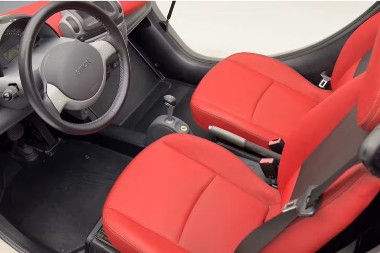 Trong video đánh giá của mình, YouTuber Doug DeMuro chỉ ra rằng đây là một chiếc xe hoàn hảo cho một thị trấn hoặc làng ven biển, nơi chủ sở hữu có thể thực hiện các chuyến đi ngắn vào thị trấn từ bãi biển. Một chuyến đi như vậy là rất bình thường ở những khu vực gần biển.