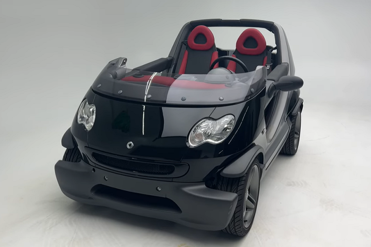 Để đảm bảo rằng những chiếc Crossblade sẽ có thể ứng phó khi bị kẹt trong thời tiết xấu, toàn bộ nội thất đã được làm để chống thấm nước. Đây có thể là một chút thực tiễn đáng khen của chiếc xe này. Mặt khác, it thực tiễn hơn là các ô đựng cốc được gắn trên mặt táp lô.