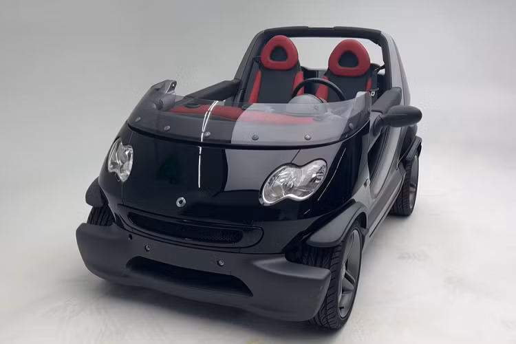 Để đảm bảo rằng những chiếc Crossblade sẽ có thể ứng phó khi bị kẹt trong thời tiết xấu, toàn bộ nội thất đã được làm để chống thấm nước. Đây có thể là một chút thực tiễn đáng khen của chiếc xe này. Mặt khác, it thực tiễn hơn là các ô đựng cốc được gắn trên mặt táp lô.