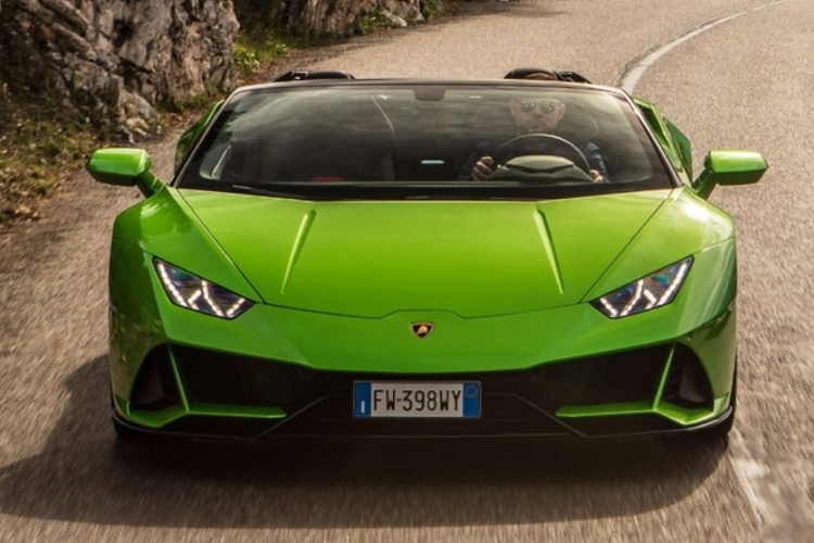 Như vậy, đó có thể là động cơ V8 hoặc V10, kết hợp với việc đây là động cơ "thửa riêng" cho Huracan thì cỗ máy V120 5.2L hiện đang được sử dụng cho Huracan là có khả năng nhất. Bởi vì Tập đoàn Volkswagen đã có một hệ truyền động V8 hybrid tăng áp kép nên nó không đáp ứng yếu tố "độc nhất vô nhị" mà vị giám đốc nhắc đến.