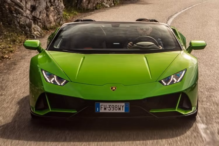 Như vậy, đó có thể là động cơ V8 hoặc V10, kết hợp với việc đây là động cơ "thửa riêng" cho Huracan thì cỗ máy V120 5.2L hiện đang được sử dụng cho Huracan là có khả năng nhất. Bởi vì Tập đoàn Volkswagen đã có một hệ truyền động V8 hybrid tăng áp kép nên nó không đáp ứng yếu tố "độc nhất vô nhị" mà vị giám đốc nhắc đến.