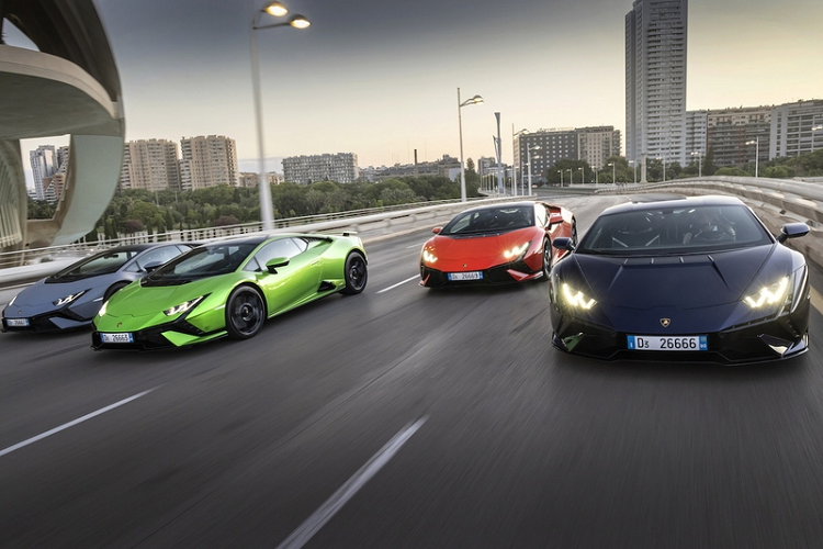 Chia sẻ về kế hoạch điện hóa Lamborghini Huracan, ông Rouven Mohr thừa nhận rằng việc tạo ra một chiếc Lamborghini trong thời đại điện hóa sẽ là một thách thức đối với thương hiệu giàu cảm xúc như Lamborghini. Ông khẳng định những điểm đặc trưng của Lamborghini sẽ được duy trì mãi mãi, bao gồm thiết kế, giá trị hiệu suất và trải nghiệm lái.