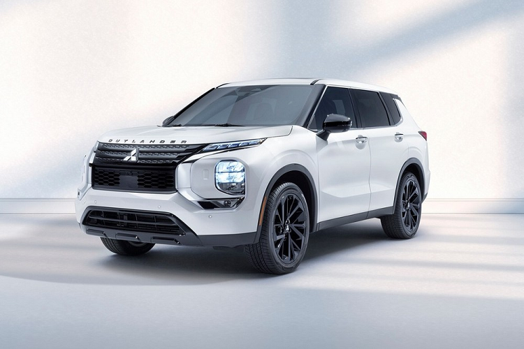 Sau khi chính thức trình làng vào hồi tháng 2 năm ngoái, Mitsubishi Outlander thế hệ mới đã nhanh chóng gặt hái thành công trên thị trường. Tại thị trường Mỹ, mẫu SUV hạng C này chiếm 32% tổng doanh số của hãng Mitsubishi trong năm ngoái.