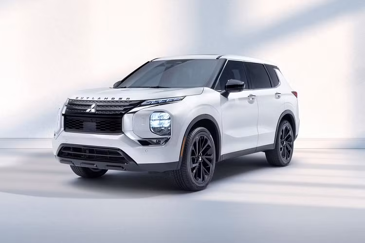 Sau khi chính thức trình làng vào hồi tháng 2 năm ngoái, Mitsubishi Outlander thế hệ mới đã nhanh chóng gặt hái thành công trên thị trường. Tại thị trường Mỹ, mẫu SUV hạng C này chiếm 32% tổng doanh số của hãng Mitsubishi trong năm ngoái.