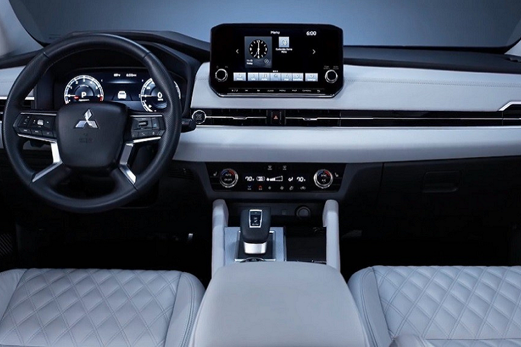 Ngoài ra, Mitsubishi Outlander Black Edition 2022 còn được trang bị hệ thống đèn LED từ trước ra sau, cần gạt nước tự động và cửa cốp chỉnh điện rảnh tay. So với bản SE, mẫu xe này có thêm những trang bị mới như cửa sổ trời toàn cảnh Panorama. Bên trong xe, Mitsubishi Outlander Black Edition 2022 không có nhiều thay đổi. Hãng Mitsubishi chỉ bổ sung trần xe và cột màu đen cho mẫu SUV hạng C này.