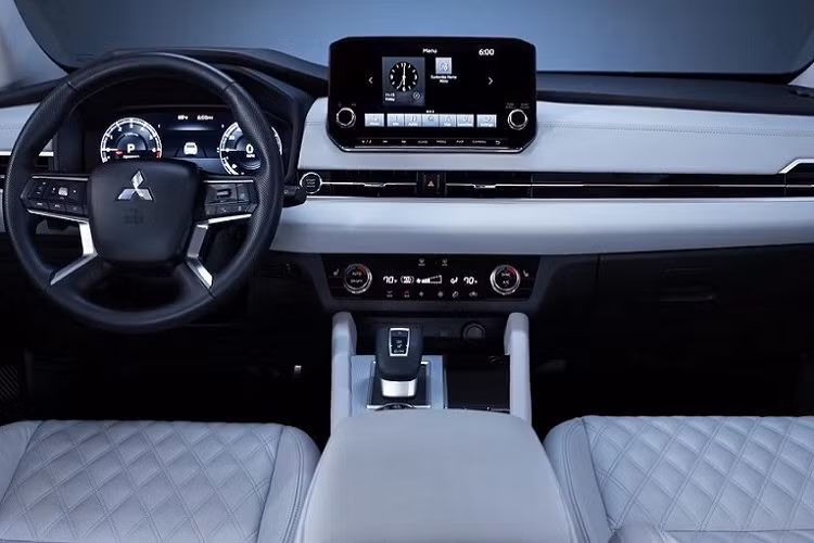 Ngoài ra, Mitsubishi Outlander Black Edition 2022 còn được trang bị hệ thống đèn LED từ trước ra sau, cần gạt nước tự động và cửa cốp chỉnh điện rảnh tay. So với bản SE, mẫu xe này có thêm những trang bị mới như cửa sổ trời toàn cảnh Panorama. Bên trong xe, Mitsubishi Outlander Black Edition 2022 không có nhiều thay đổi. Hãng Mitsubishi chỉ bổ sung trần xe và cột màu đen cho mẫu SUV hạng C này.