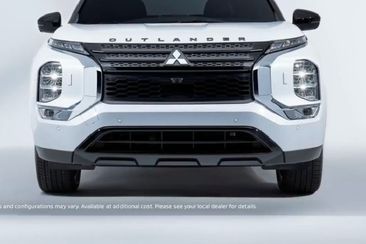 Tương tự bản SE, Mitsubishi Outlander Black Edition 2022 cũng có màn hình đa thông tin 7 inch trong bảng đồng hồ và màn hình thông tin giải trí 9 inch, hỗ trợ Apple CarPlay/Android Auto. Bên cạnh đó là vô lăng bọc da, ghế bọc da tổng hợp phối da lộn và ghế lái chỉnh điện 8 hướng. Những điểm nhấn còn lại của Mitsubishi Outlander Black Edition 2022 bao gồm hệ thống âm thanh 6 loa, sạc điện thoại thông minh không dây, mở cửa không cần chìa khóa, nút bấm khởi động máy và nội thất 7 chỗ ngồi.