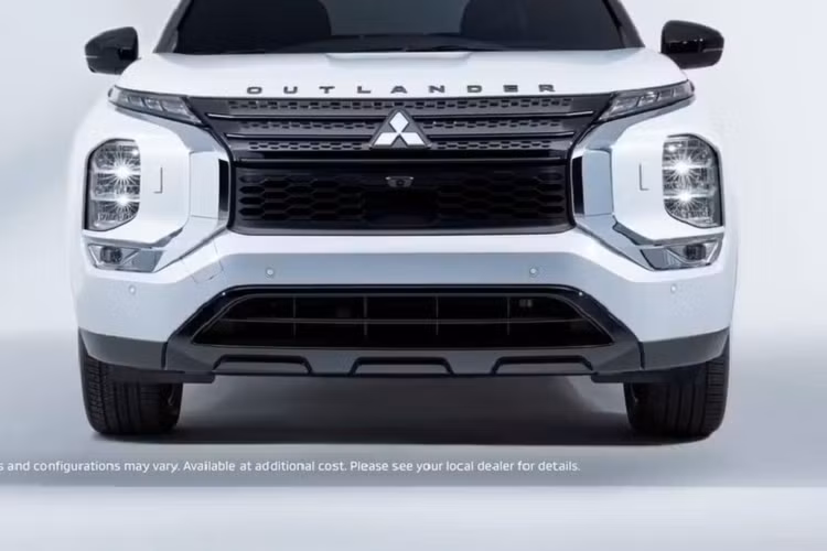 Tương tự bản SE, Mitsubishi Outlander Black Edition 2022 cũng có màn hình đa thông tin 7 inch trong bảng đồng hồ và màn hình thông tin giải trí 9 inch, hỗ trợ Apple CarPlay/Android Auto. Bên cạnh đó là vô lăng bọc da, ghế bọc da tổng hợp phối da lộn và ghế lái chỉnh điện 8 hướng. Những điểm nhấn còn lại của Mitsubishi Outlander Black Edition 2022 bao gồm hệ thống âm thanh 6 loa, sạc điện thoại thông minh không dây, mở cửa không cần chìa khóa, nút bấm khởi động máy và nội thất 7 chỗ ngồi.