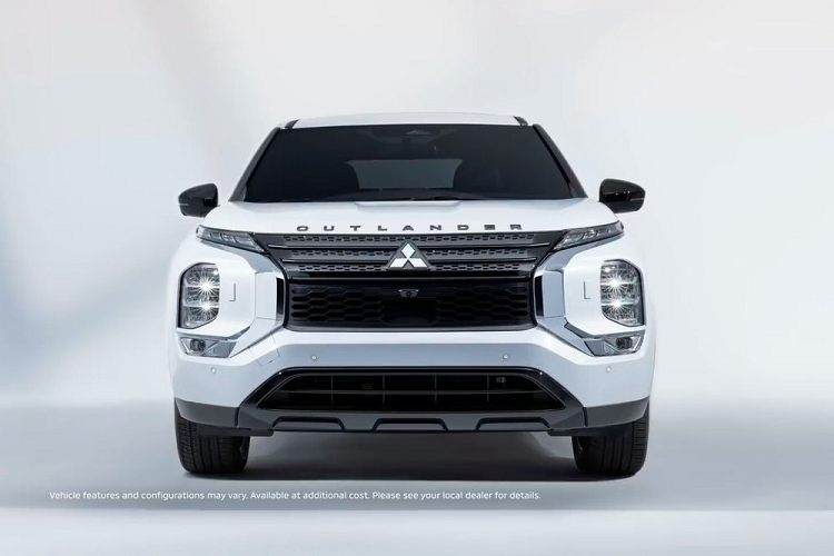 Để đảm bảo an toàn cho người dùng, Mitsubishi Outlander Black Edition 2022 được trang bị hệ thống kiểm soát hành trình thích ứng, cảnh báo điểm mù tích hợp hỗ trợ chuyển làn đường, giảm thiểu va chạm phía trước và tính năng phát hiện người đi bộ. Đó là chưa kể đến đèn pha tự động, hệ thống cảnh báo chệch làn đường, phanh khẩn cấp tự động khi lùi và cảnh báo phương tiện cắt ngang khi lùi.