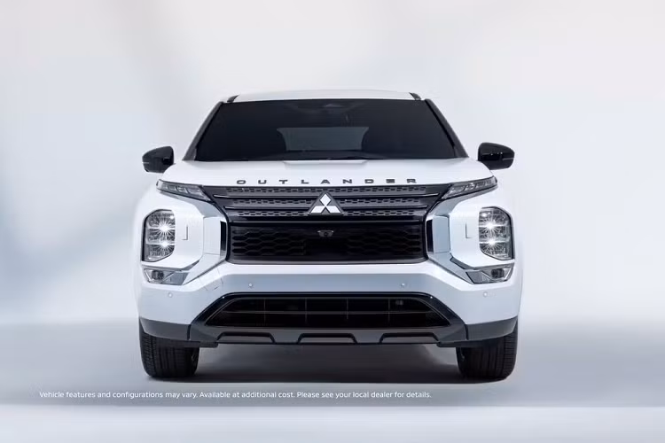 Để đảm bảo an toàn cho người dùng, Mitsubishi Outlander Black Edition 2022 được trang bị hệ thống kiểm soát hành trình thích ứng, cảnh báo điểm mù tích hợp hỗ trợ chuyển làn đường, giảm thiểu va chạm phía trước và tính năng phát hiện người đi bộ. Đó là chưa kể đến đèn pha tự động, hệ thống cảnh báo chệch làn đường, phanh khẩn cấp tự động khi lùi và cảnh báo phương tiện cắt ngang khi lùi.