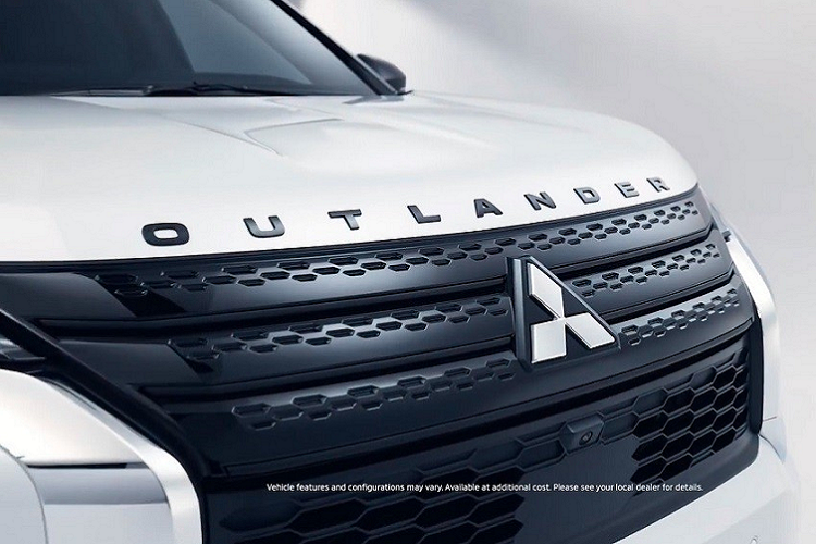 Cụ thể, xe được trang bị ốp gương ngoại thất, cản trước, tay nắm cửa và bộ vành la-zăng 20 inch đều được sơn màu đen bóng. Ngay cả logo của mẫu xe này cũng có màu "tông xuyệt tông" với những chi tiết kể trên.